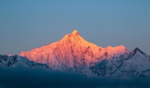 梅里雪山：藏传佛教四大神山之一，最让人向往的神秘之地！-梅里雪山在西藏还是云南