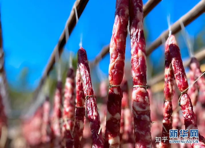 舌尖上的年味：实拍农村晾晒腊味场景壮观-过年晒腊肉
