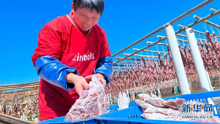 舌尖上的年味：实拍农村晾晒腊味场景壮观-过年晒腊肉