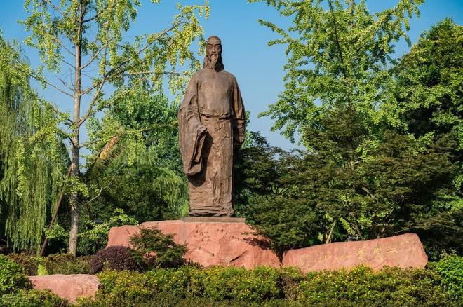 杜甫：大唐时期的诗歌巨匠与社会观察家-唐代诗人杜甫的诗都有什么