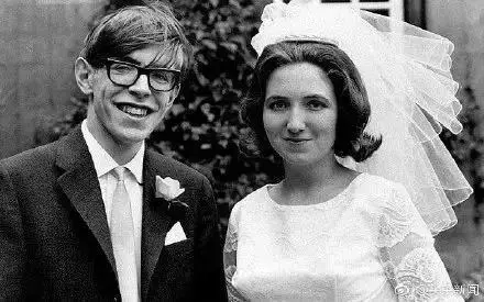 斯蒂芬·霍金（Stephen Hawking）去世，享年 76 岁，如何评价他一生的贡献？-斯蒂芬霍金得了什么病