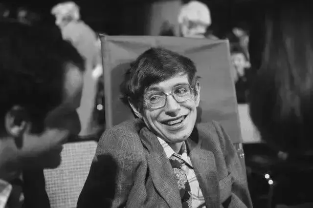 斯蒂芬·霍金（Stephen Hawking）去世，享年 76 岁，如何评价他一生的贡献？-斯蒂芬霍金得了什么病