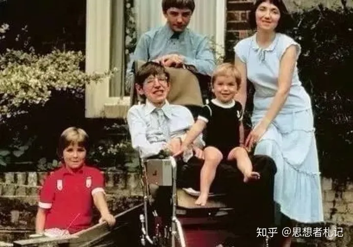 轮椅上的科学巨人：霍金的传奇人生-霍金的轮椅有多少黑科技