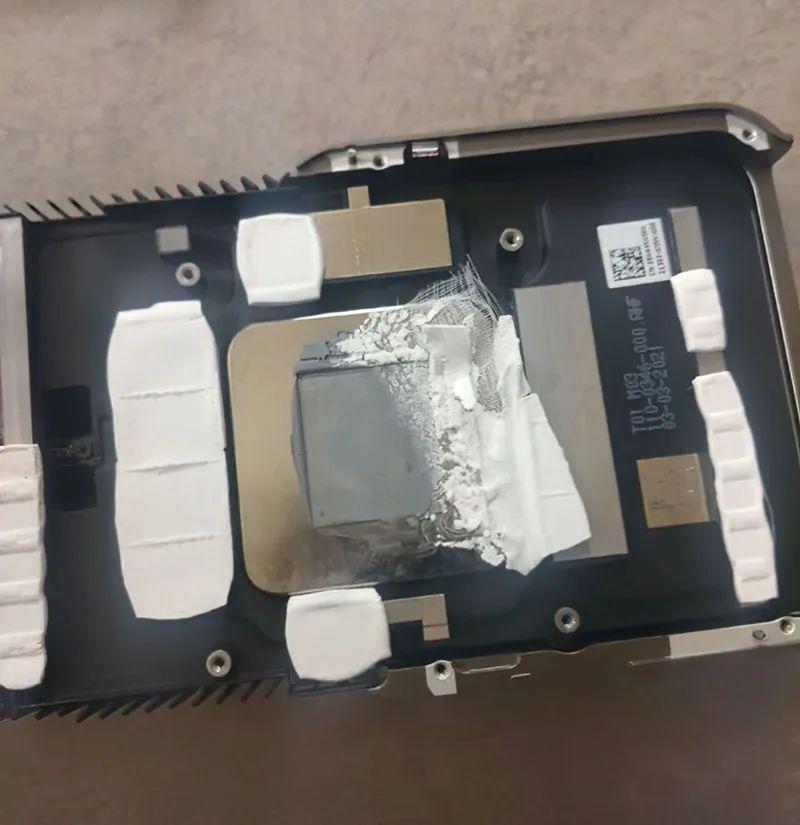 RTX30系显存过热？有可能是导热贴歪了或者根本没贴！-3090显存发热严重