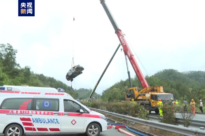 梅大高速下跪拦车的老人找到了：眼看着车掉下去，他直接跪在了快车道中间
