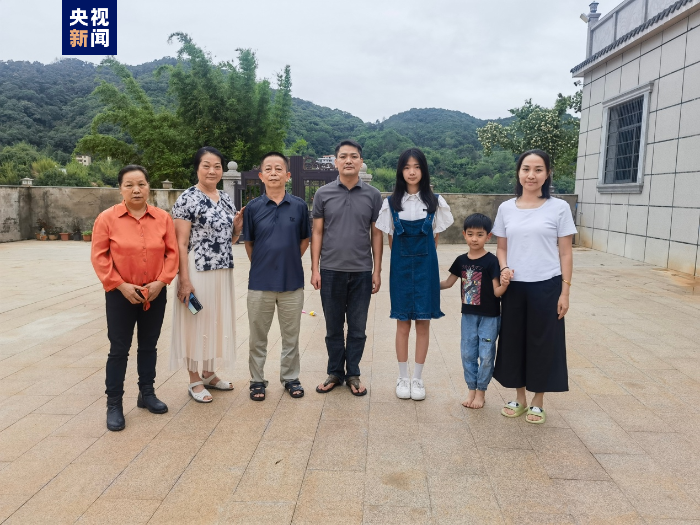 梅大高速下跪拦车的老人找到了：眼看着车掉下去，他直接跪在了快车道中间