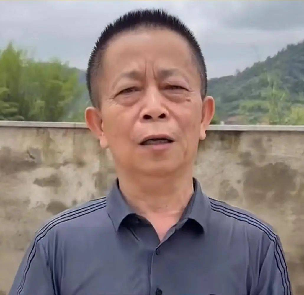 对话梅大高速下跪拦车一家