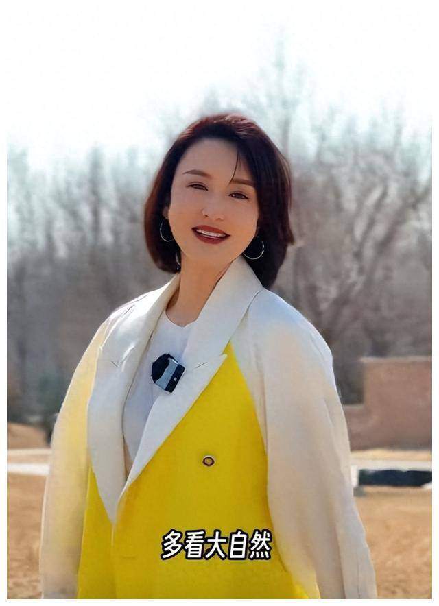 张蕾：公园踏春，分享座右铭，多看大自然，少和人纠缠