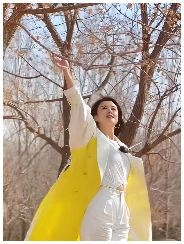 张蕾：公园踏春，分享座右铭，多看大自然，少和人纠缠