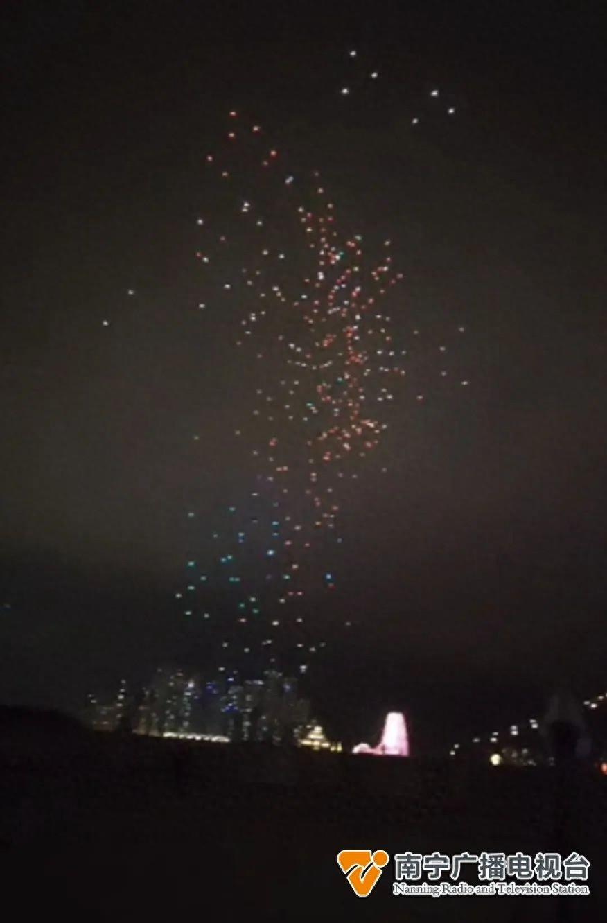 急寻！无人机表演突遇极端天气， 400架无人机被狂风吹散
