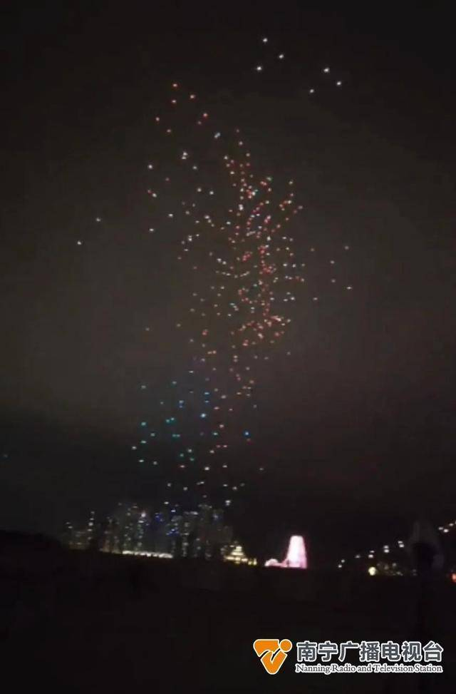 无人机表演突遇极端天气，400架无人机被狂风吹散