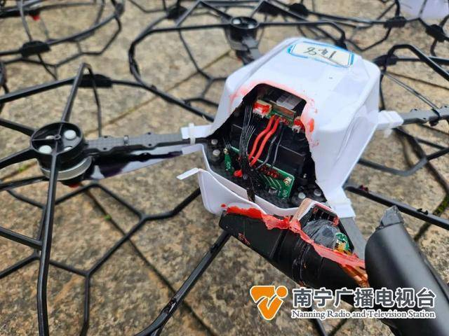 无人机表演突遇极端天气，400架无人机被狂风吹散