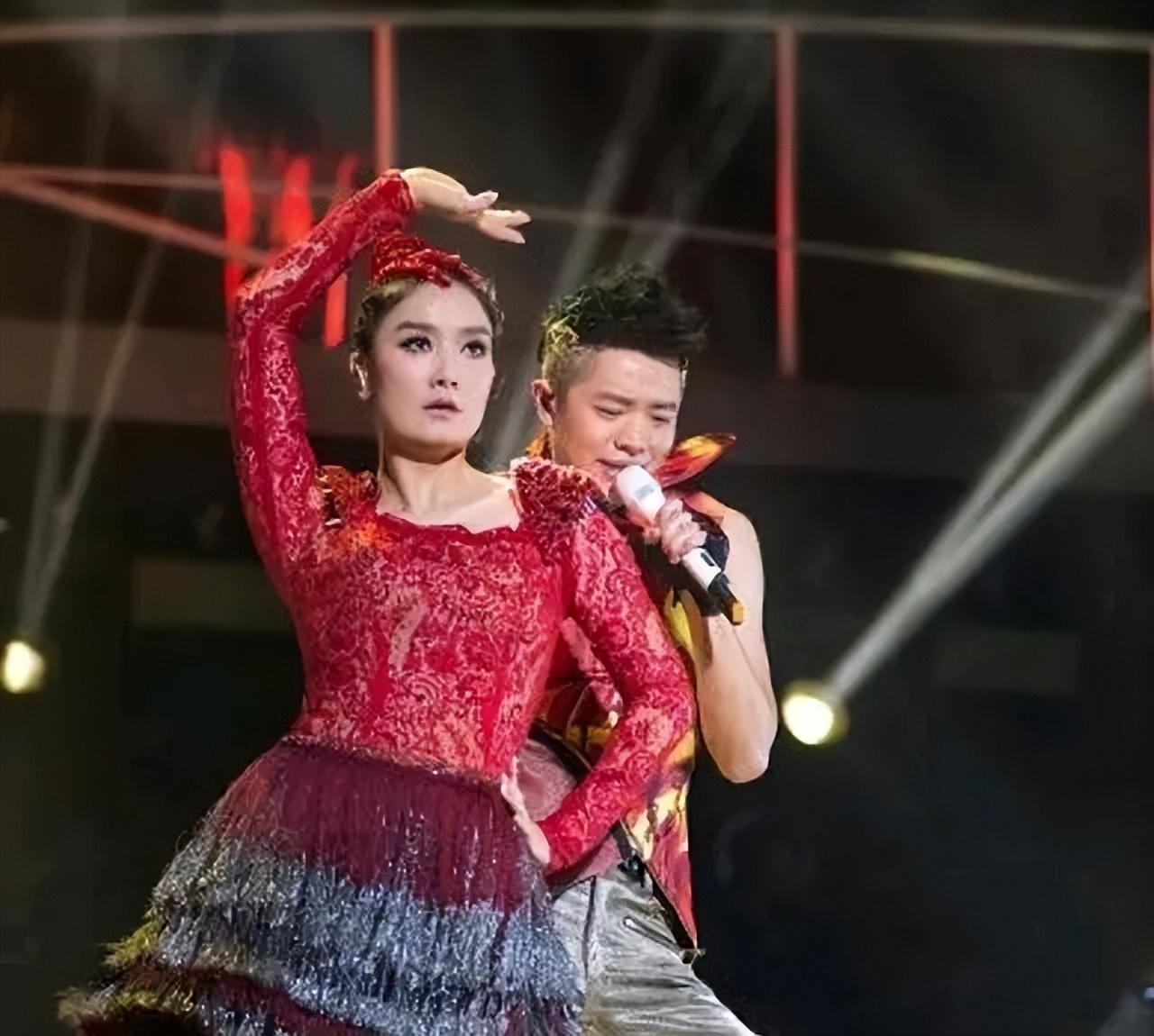 凤凰传奇鸟巢演唱会被质疑假唱，只不过假唱的不是歌手，是观众！