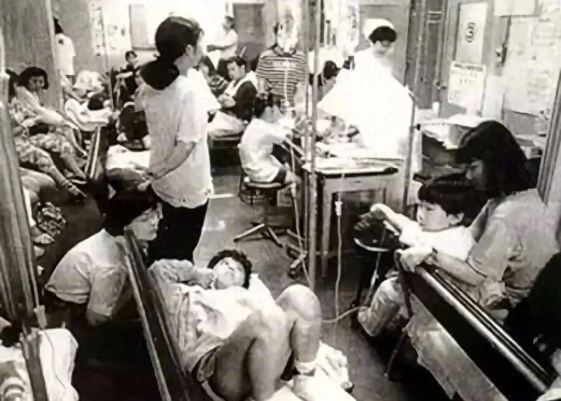 惊爆！日本校园食品引发12人死亡，万人中毒，调查揭开内幕！
