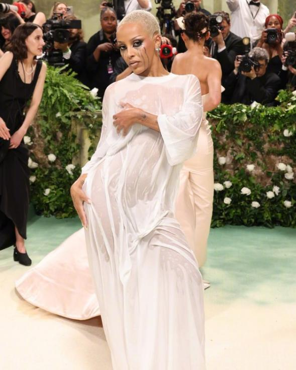 2024MetGala红毯：赞达亚抢眼吸睛，Jennie和邓文迪母女抢镜