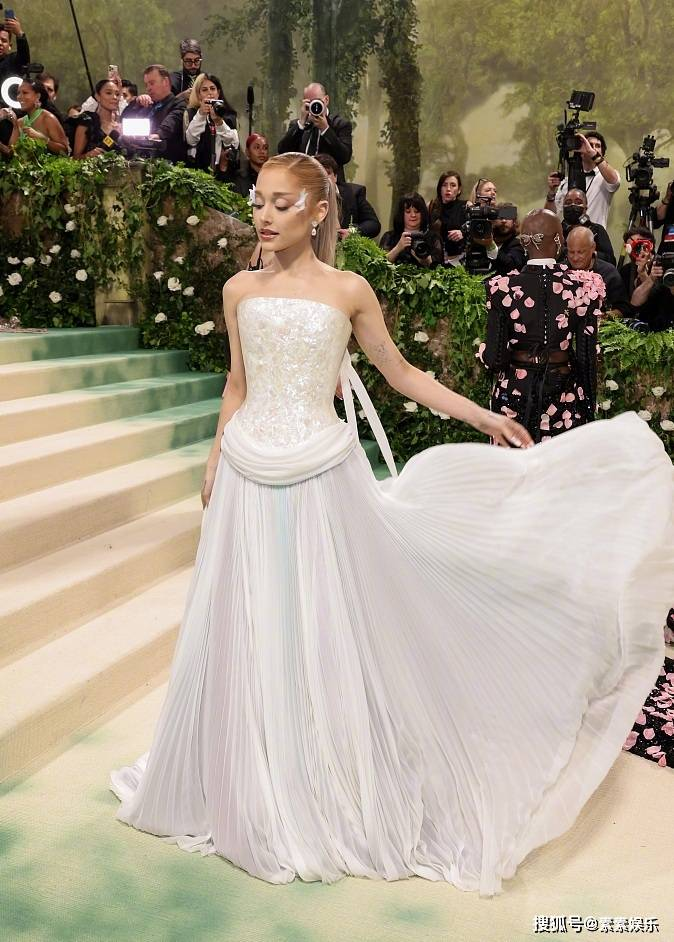 2024MetGala红毯：赞达亚抢眼吸睛，Jennie和邓文迪母女抢镜