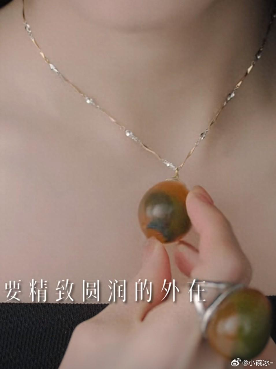 张雨绮新创意：皮蛋变身时尚项链，网友直呼‘吃不起的高级感’！