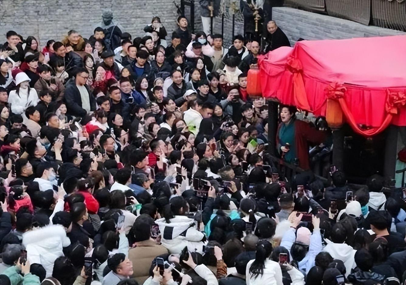 当开封王婆来到武汉木兰不夜城时，湖北网友已经开始道歉了！