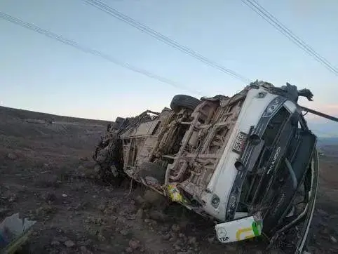 突发！大巴从250米的高处坠落，23人当场死亡。