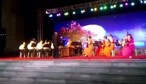 警钟 l 活动现场，舞台上方的桁架杀死了一名乐手 ！