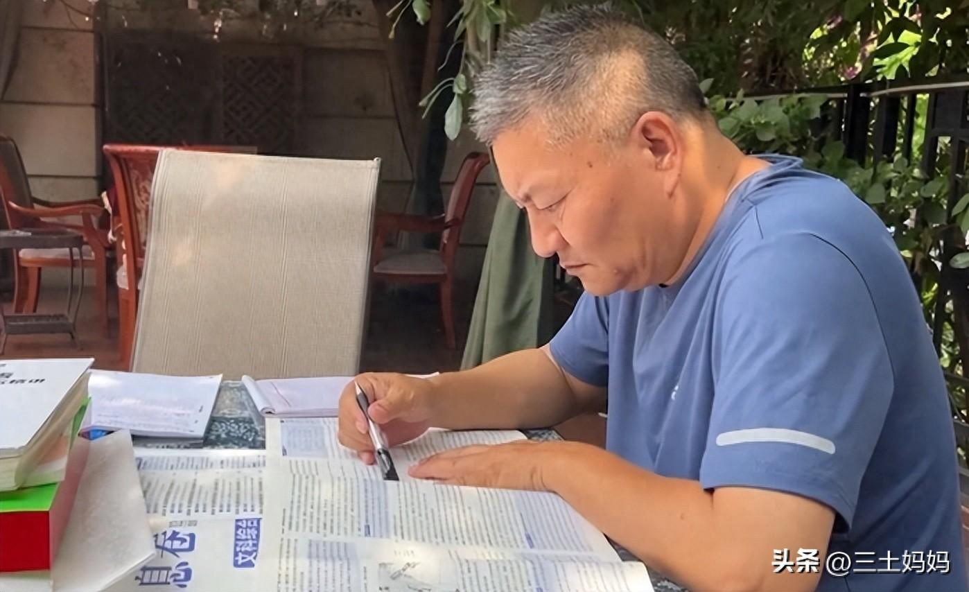 确认了，57岁的“考王”梁实，今年将参加第28次高考，仍然考川大