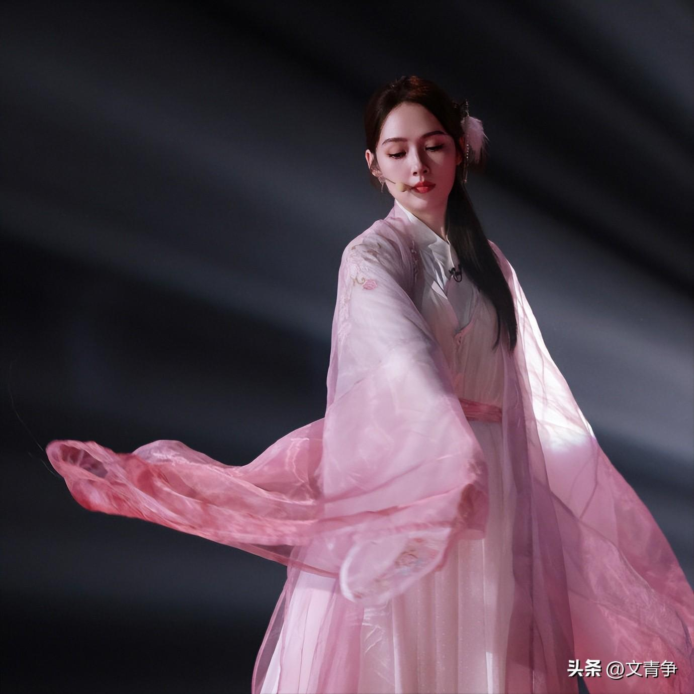 郭碧婷直播毫不犹豫关闭美颜，颜值惊艳全网，美女果然不需要美颜