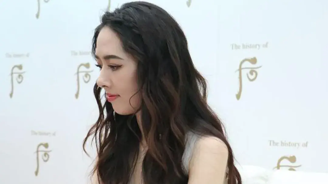 郭碧婷直播真实挑战：关掉美颜，展现自然之美