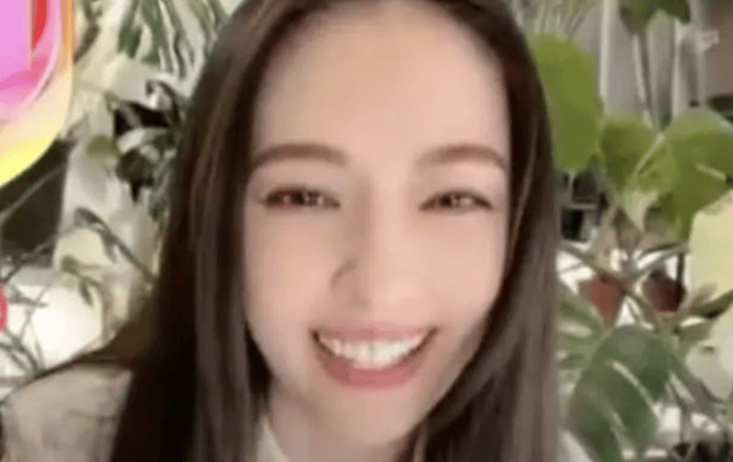 原创            郭碧婷直播关美颜，直播里也太美了！美女果然不需要美颜！