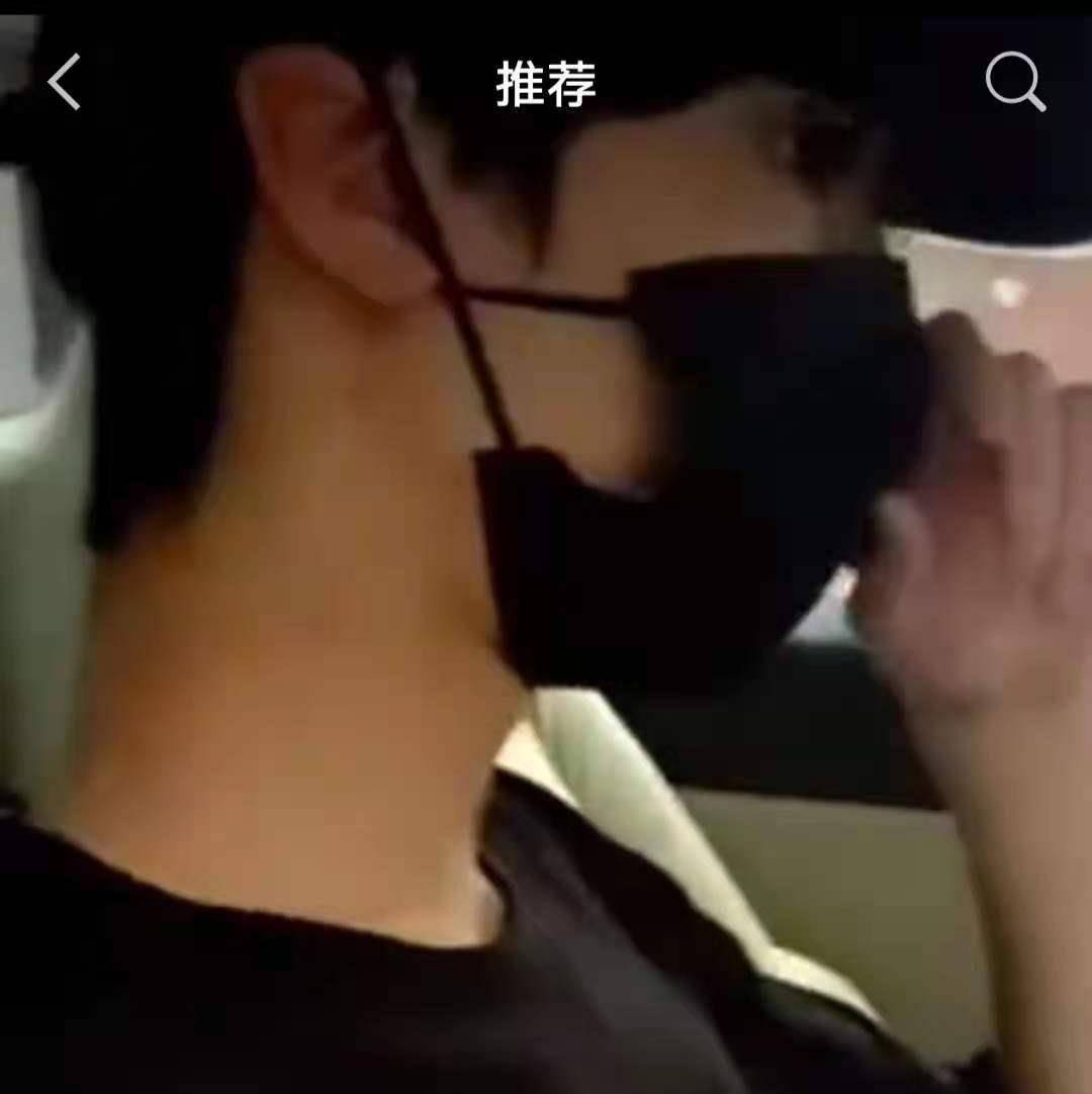 原创            严浩翔被私生粉围堵在车内，敲窗回击粉丝，这个行为太敢了