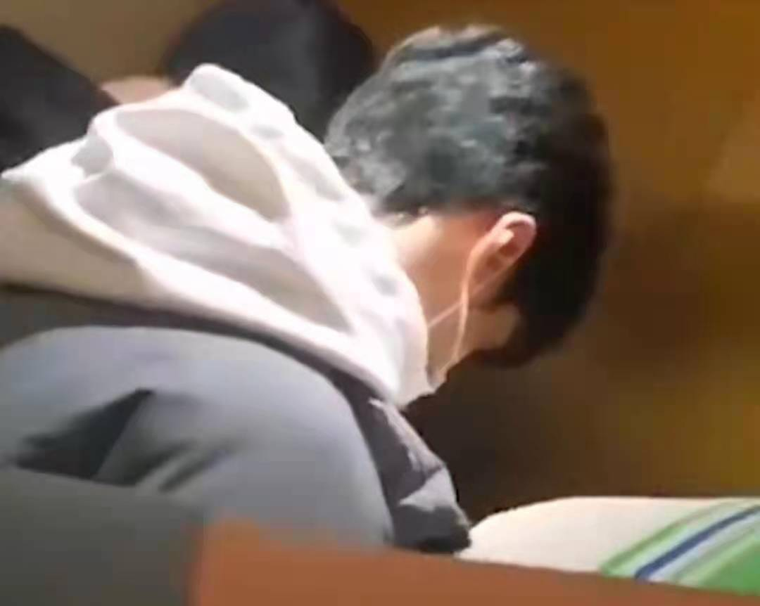 原创            严浩翔被私生粉围堵在车内，敲窗回击粉丝，这个行为太敢了