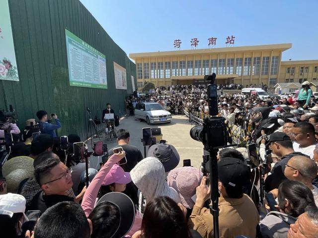 又一个现象级的网红出现了 菏泽翻唱一首《诺言》的郭有才