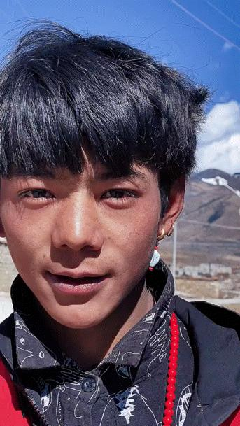 抖音“藏族帅哥”刚火3天就翻车？！粉丝打赏多才能加微信，竖中指旧照流出……