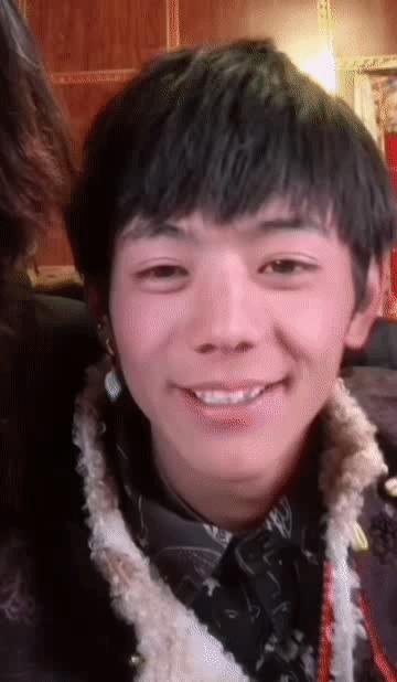 抖音“藏族帅哥”刚火3天就翻车？！粉丝打赏多才能加微信，竖中指旧照流出……