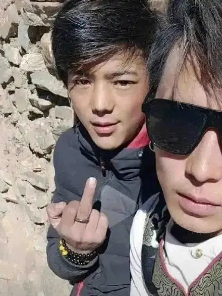 抖音“藏族帅哥”刚火3天就翻车？！粉丝打赏多才能加微信，竖中指旧照流出……