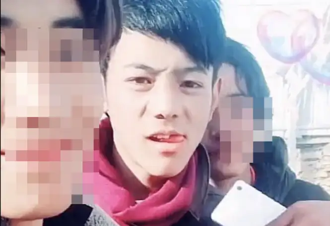 抖音“藏族帅哥”刚火3天就翻车？！粉丝打赏多才能加微信，竖中指旧照流出……