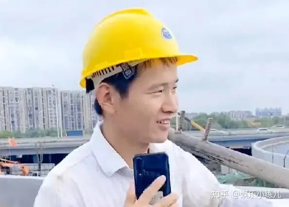 南昌小伙上演工地段子走红全网，经理范十足，不愧是全网第一监理