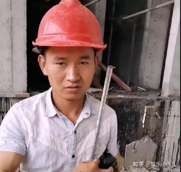 南昌小伙上演工地段子走红全网，经理范十足，不愧是全网第一监理