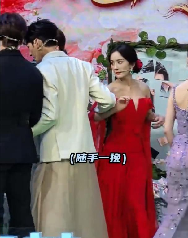 《狐妖月红篇》发布会，龚俊“顺手牵杨”超搞笑，杨幂爆龚俊糗事