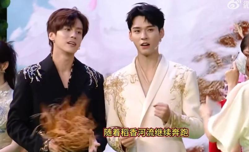 《狐妖月红篇》发布会，龚俊“顺手牵杨”超搞笑，杨幂爆龚俊糗事