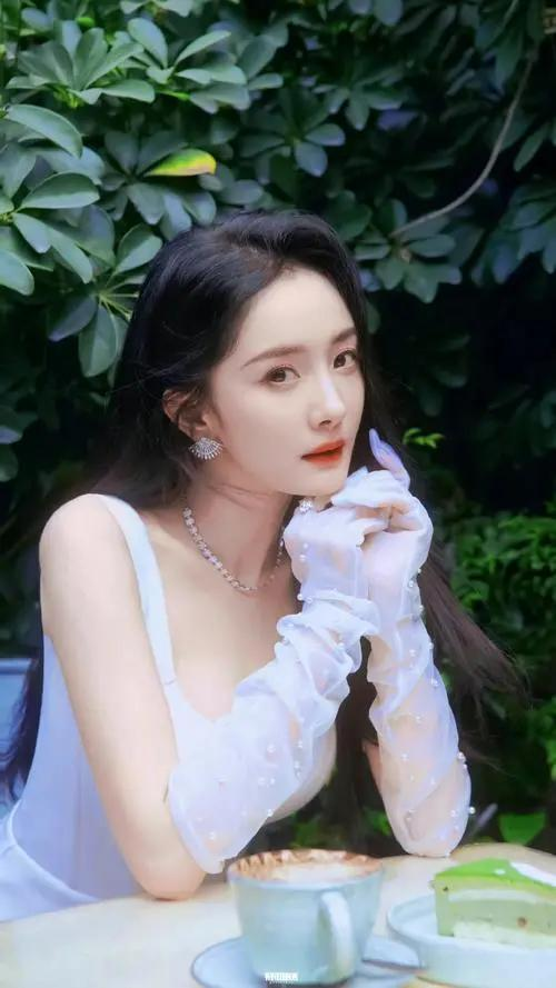《狐妖》发布新海报，杨幂龚俊上演深情对视，与赵丽颖新剧撞风格