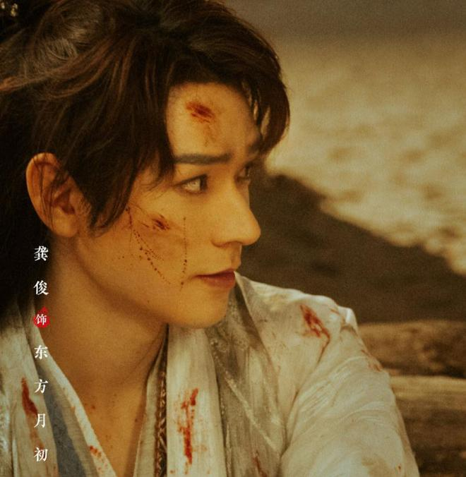 《狐妖》发布新海报，杨幂龚俊上演深情对视，与赵丽颖新剧撞风格