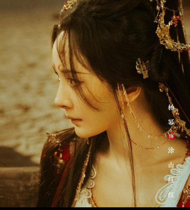 《狐妖》发布新海报，杨幂龚俊上演深情对视，与赵丽颖新剧撞风格