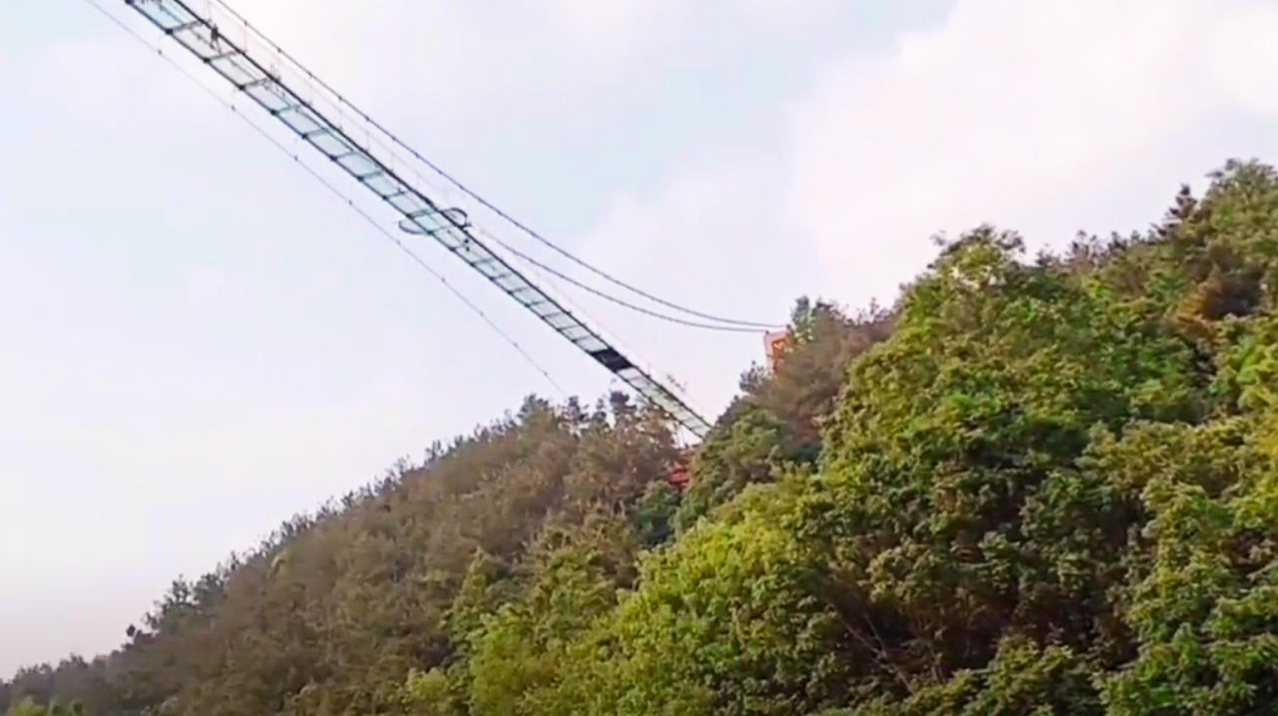 夏季到武汉黄陂大山里漂流，从高空玻璃栈道出发，穿越峡谷向前冲