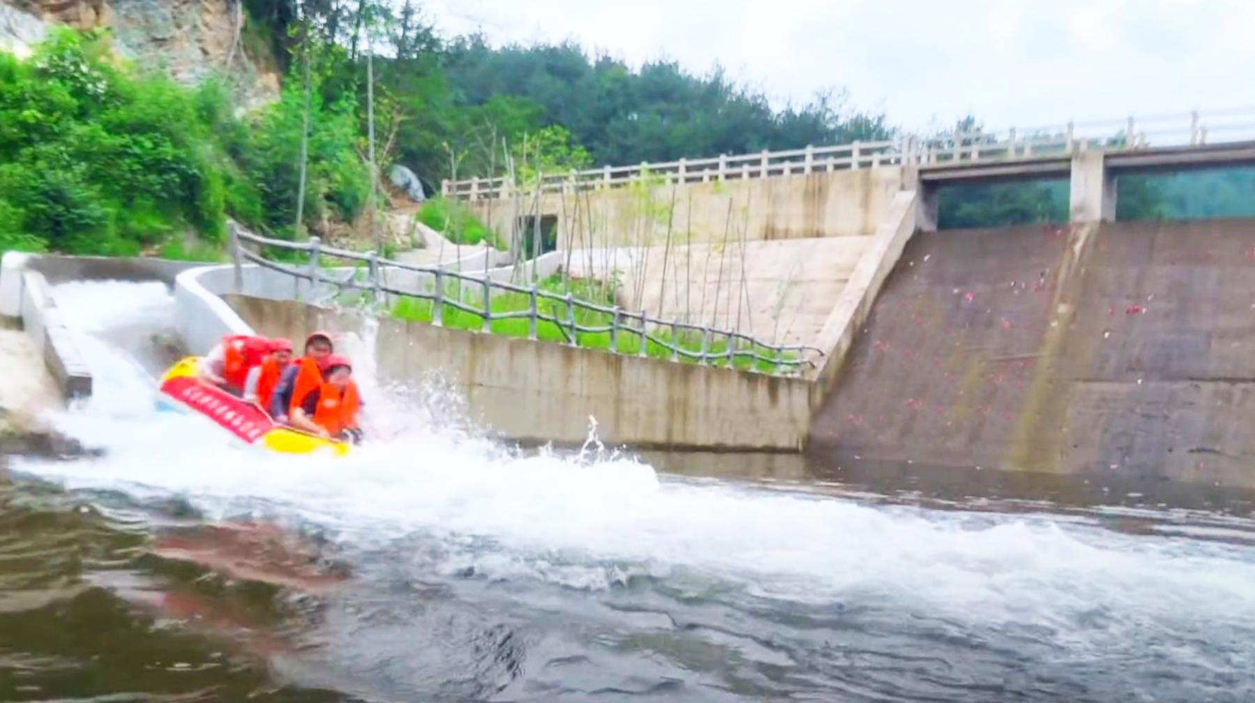 夏季到武汉黄陂大山里漂流，从高空玻璃栈道出发，穿越峡谷向前冲