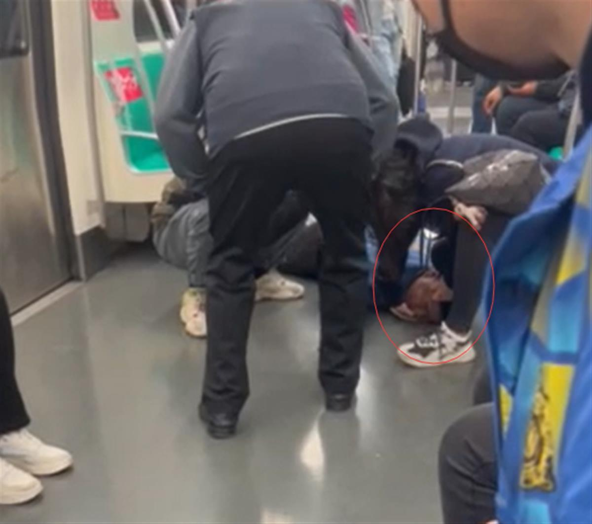 北京地铁一乘客晕倒众人施救，官方：当事人已无恙