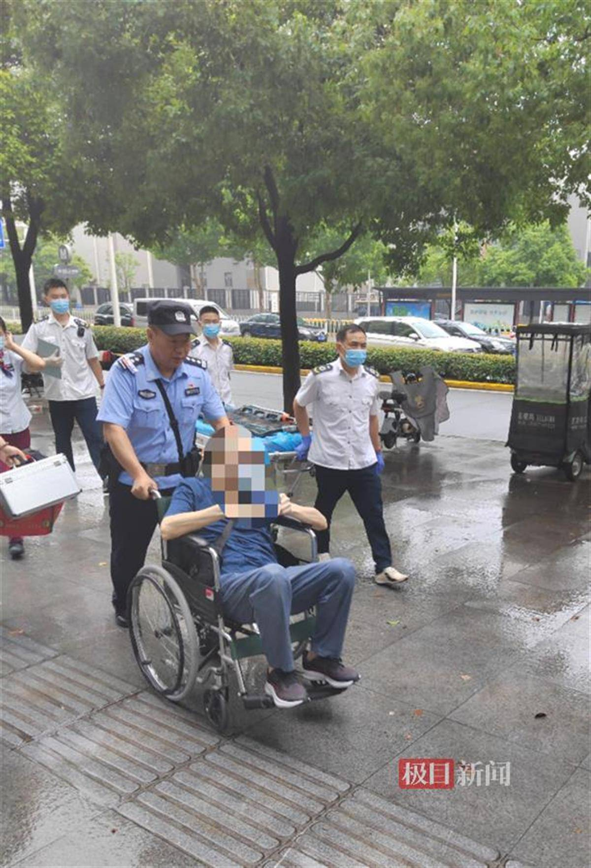 乘客身体不适晕倒地铁站，民警、辅警及时救助送医