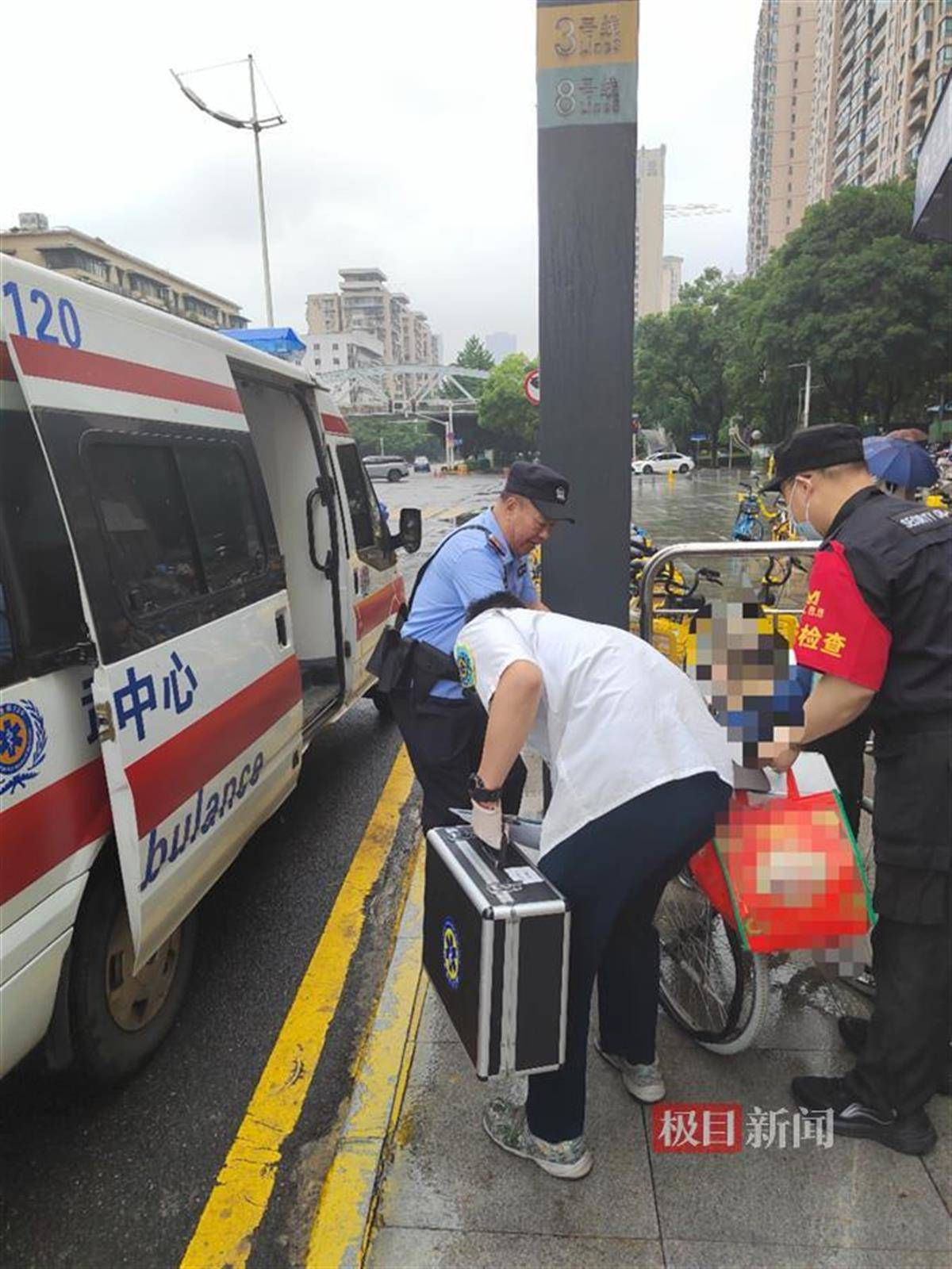 乘客身体不适晕倒地铁站，民警、辅警及时救助送医
