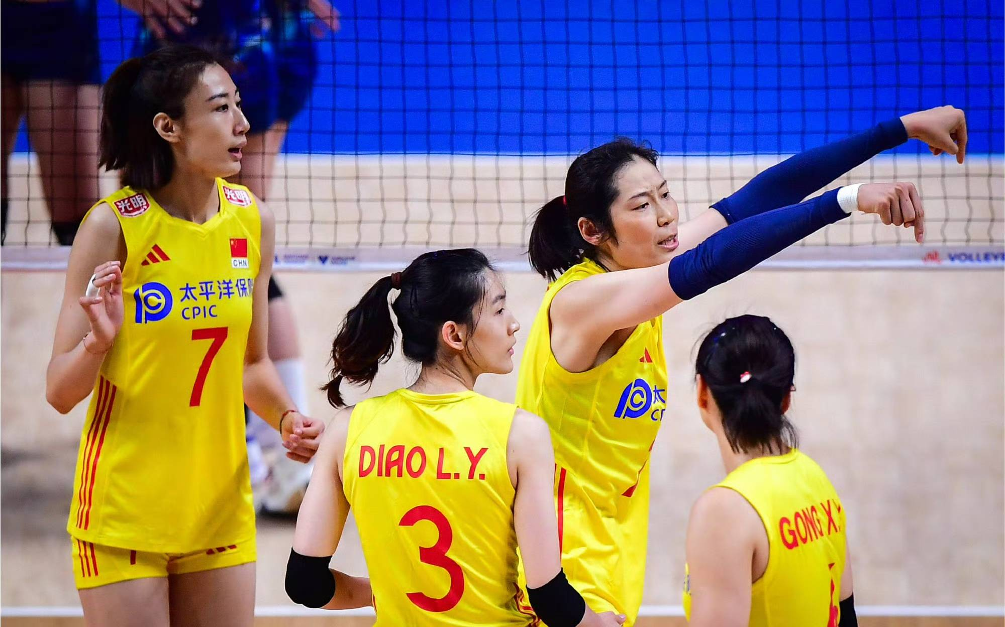 李盈莹朱婷口径一致，让记者去问蔡斌，中国女排两大主攻或有不满