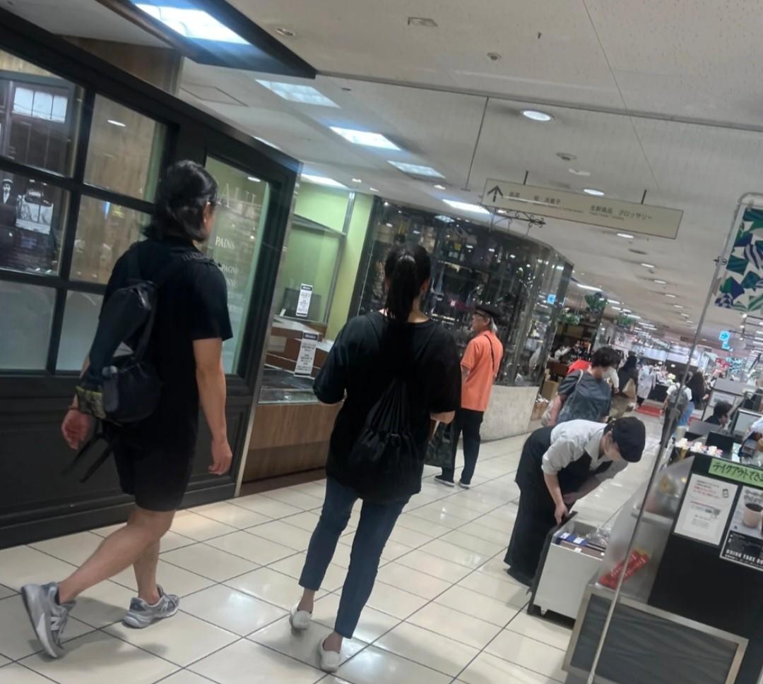 郑伊健蒙嘉慧现身福冈，用日语交流，被指私底下态度差-郑伊健蒙嘉慧逛街