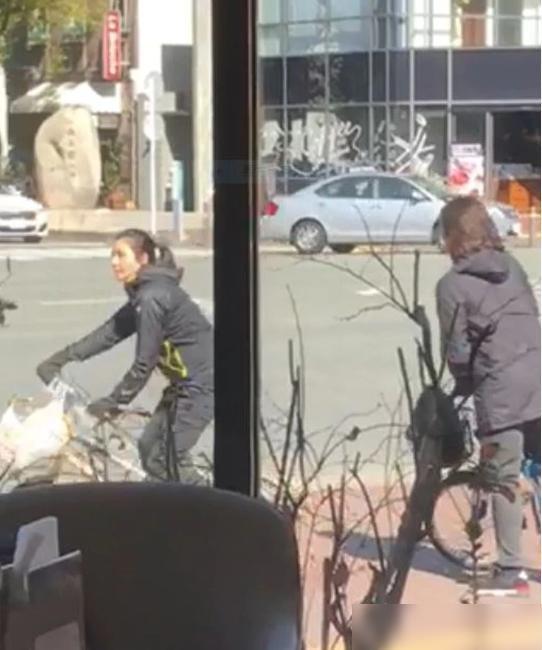 郑伊健蒙嘉慧现日本游玩，骑单车一路说笑好甜蜜，结婚7年如热恋-郑伊健蒙嘉慧合作电视剧